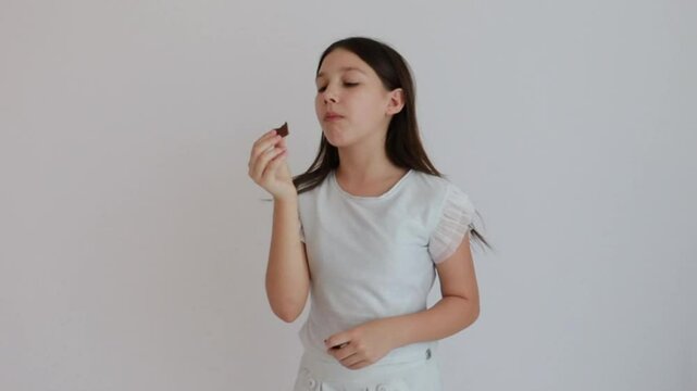 menina come chocolate delicioso 
