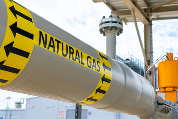 Natural gas pipeline with appropriate marking of the transported medium and flow direction