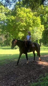 garota andando de cavalo no parque 