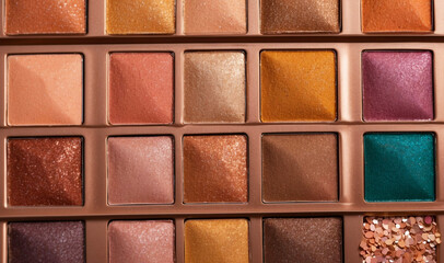 Fototapeta premium A captivating diamond-textured eyeshadow palette featuring bold and metallic shades for stunning eye looks.