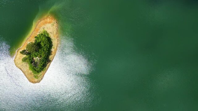 Pequena ilha no meio do lago