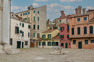 Obraz premium Ancient medieval small town square with old houses in Venice