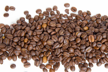 Obraz premium Coffee beans in a white. Caffeine drink closeup concept. A strip of brown coffee beans on white . A strip of brown coffee beans on a lifestyle white.