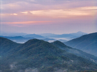 Fototapeta premium 운해가 가득한 산 정상에서의 일출