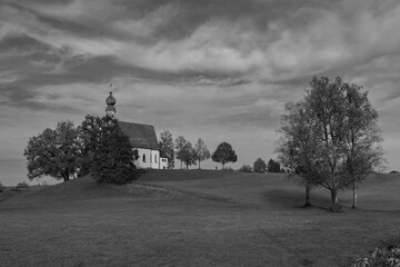 Ettendorfer Kircherl St. Vitus und Anna in Traunstein im Herbst in Schwarz Weiß