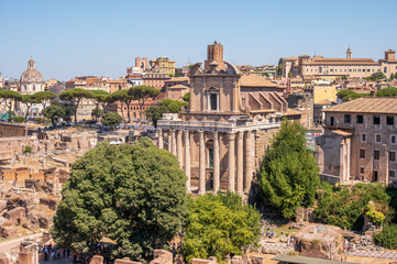 Obraz premium Looking down from the Domus Tiberiana on the Palatine Hill towards the Antoninus and Faustina Temple in the Roman Forums.