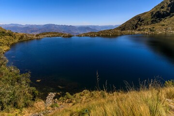 Naklejka premium Serene mountain lake with clear blue water.