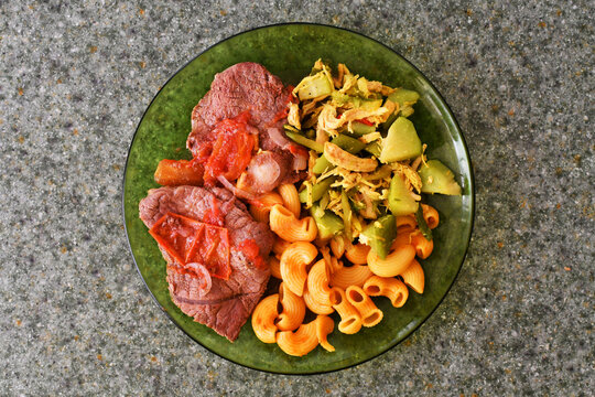 Almuerzo de carne de res con pasta y vegetales. Concepto de comida balanceada, toma superior.