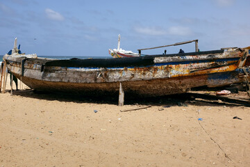 des pirogues d p&ecirc;cheurs sur une plage de Dakar au S&eacute;n&eacute;gal en Afrique de l'Ouest