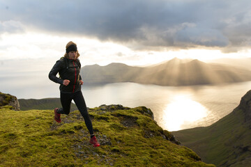 Obraz premium Trail runner running in sunset