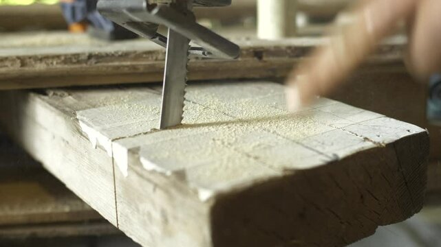 personne, bricolage, coupe, visse, troue, trait, trace, ligne, bois, m&eacute;tal, rustique, travail, marteau, clou, scie, mesure, perceuse, tournevis, atelier, planche, vis, pon&ccedil;age, outil, menuiserie, cr&eacute;a
