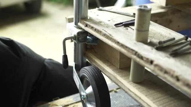 personne, bricolage, coupe, visse, troue, trait, trace, ligne, bois, m&eacute;tal, rustique, travail, marteau, clou, scie, mesure, perceuse, tournevis, atelier, planche, vis, pon&ccedil;age, outil, menuiserie, cr&eacute;a