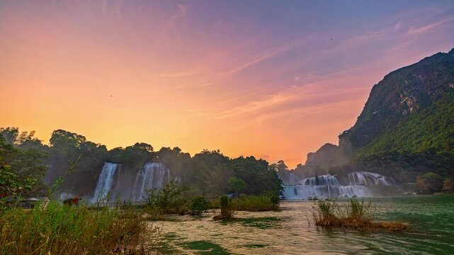 Amazing Ban Gioc Waterfall (Ban Gioc Waterfall) or in China it is called Detian Falls, which is the 4th largest waterfall in the world. Its location is on the border between Vietnam and China