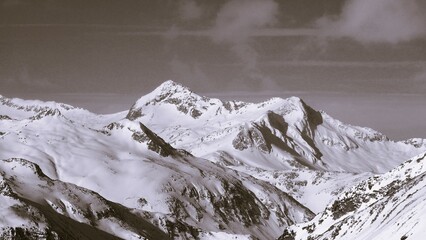 Fototapeta premium Keeskogel 2874m und Zwölferspitz 2773m im Maltatal hoch über der Kölbreinsperre
