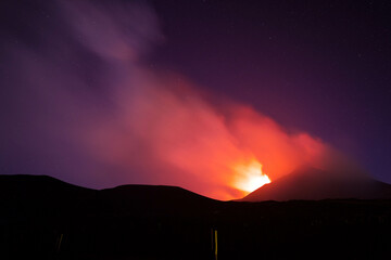 Eruzione sull'Etna sotto il ciello stellato di notte