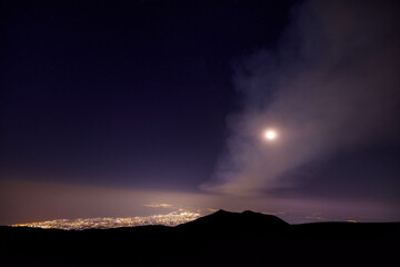 Golfo Catania visto di notte dall'alto sull' Etna sotto il cielo limpido di stelle