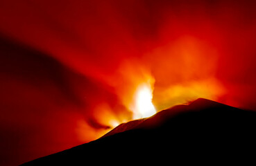 Etna in eruzione schizzo di notte con cielo rosso illuminato