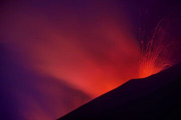 Etna  in eruzione  con spattering di lava dal cratere