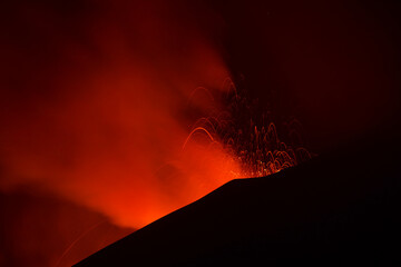 Etna  in eruzione  con spattering di lava dal cratere © Etna ·REC Attivo