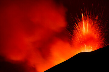 Etna  in eruzione  con spattering di lava dal cratere © Etna ·REC Attivo