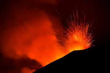 Etna  in eruzione  con spattering di lava dal cratere