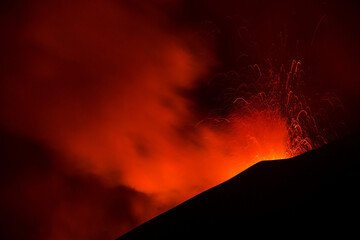 Etna in eruzione  con spattering di lava dal cratere - Sicilia © Etna ·REC Attivo