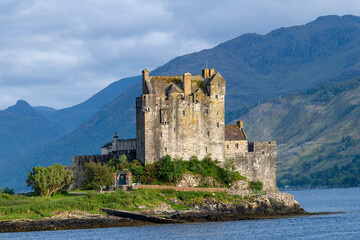 Naklejka premium Eilean Donan castle on a tidal island between Loch Duich, Loch Long and Loch Alsh in Highlands of Scotland, near Dornie, UK 