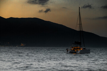 Fototapeta premium boat in the sea at sundown