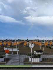 Zegar, plaża, leżaki © Joanna