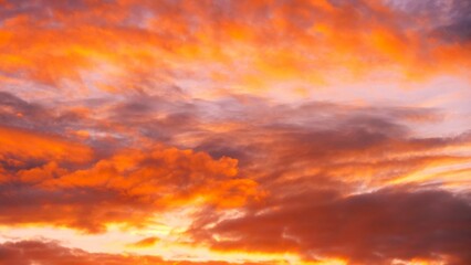 Obraz premium Beautiful colorful fluffy clouds in golden sunset