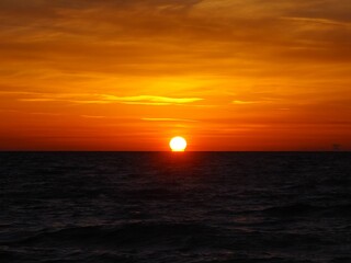 Coucher de soleil sur la mer &eacute;g&eacute;e