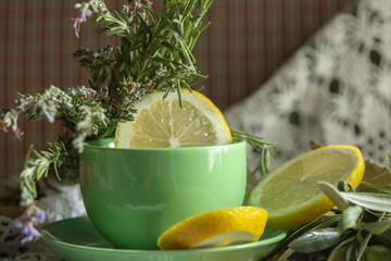 Hierbas medicinales en tisana con limón