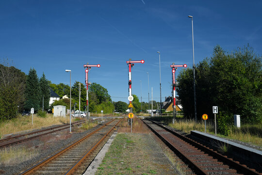 Formhauptsignale im Bahnhof von Langenhahn im Westerwald in Rheinland-Pfalz - Stockfoto