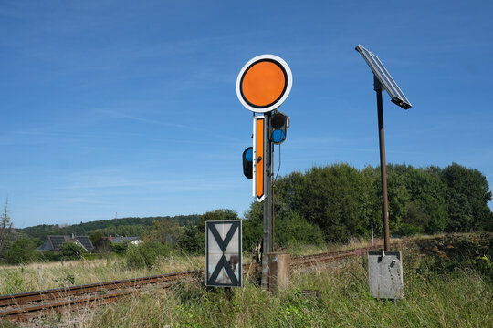 Formvorsignal an eingleisiger Nebenstrecke bei Langenhahn im Westerwald in Rheinland-Pfalz - Stockfoto