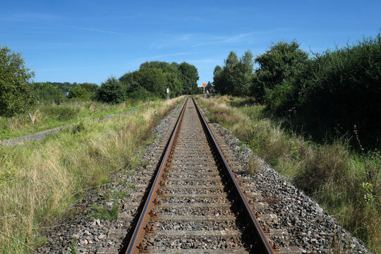 Eingleisige Nebenstrecke der Bahn mit altem Formvorsignal bei Langenhahn im Westerwald in Rheinland-Pfalz - Stockfoto