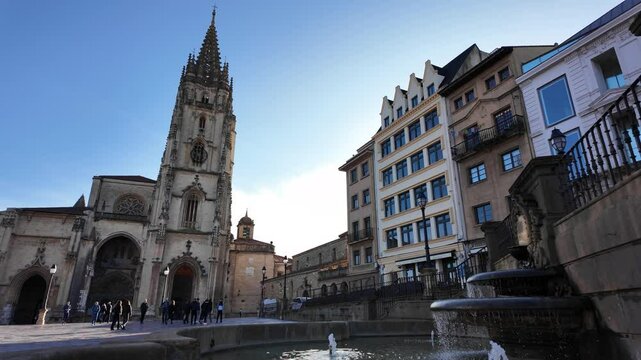 Vista panor&aacute;mica de la Catedral de Oviedo, Asturias, Espa&ntilde;a. 17 de octubre de 2024.