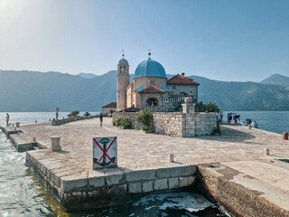 Die bekannte Kirche auf der Insel Gospa od Škrpjela oder Maria vom Felsen in der Bucht von Kotor...