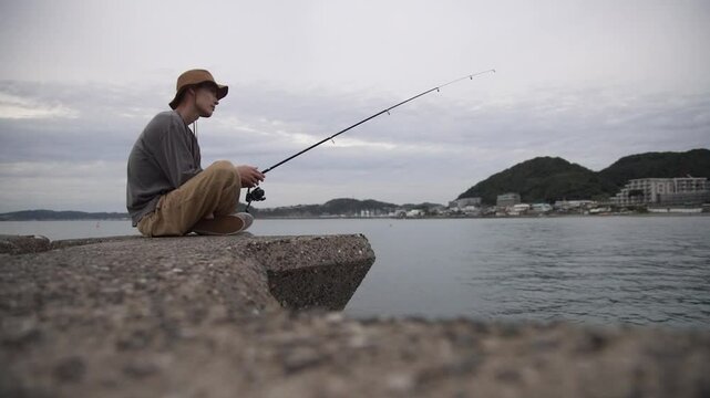 海で釣りをする男性