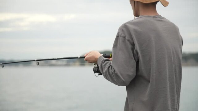 	海で釣りをする男性