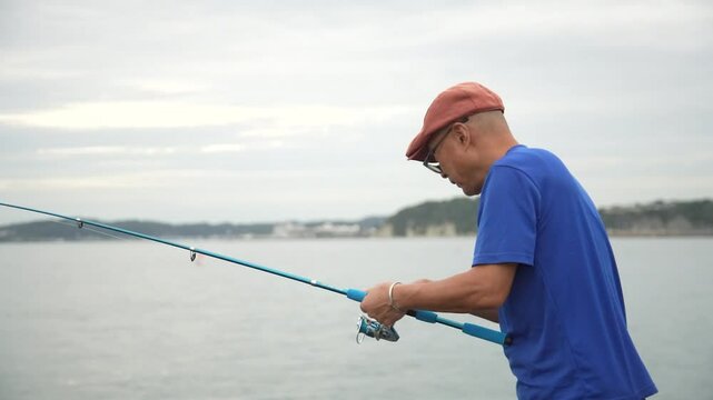 	海で釣りをする男性