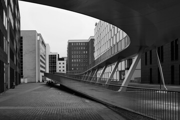 Fototapeta premium Architectural design of a pedestrian bridge between office buildings in a cityscape
