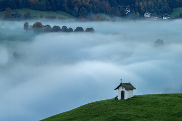 Kleine Kapelle im Nebel in den Bergen