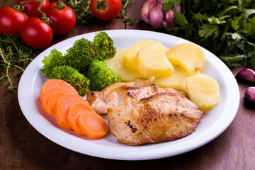 Delicious Grilled Chicken with Steamed Vegetables and Potatoes