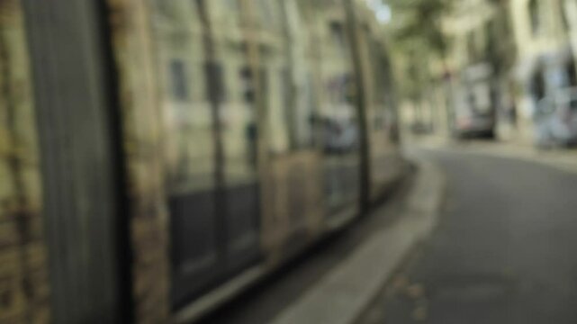 tram, tramway, transport en commun, personne, station, arr&ecirc;t, abris , &eacute;cologie, ville verte, arbre, ville, vieux, nouveau, rue, route, b&acirc;timent, architecture, nature, Europe, France, Fran&ccedil;ais, herbe, 