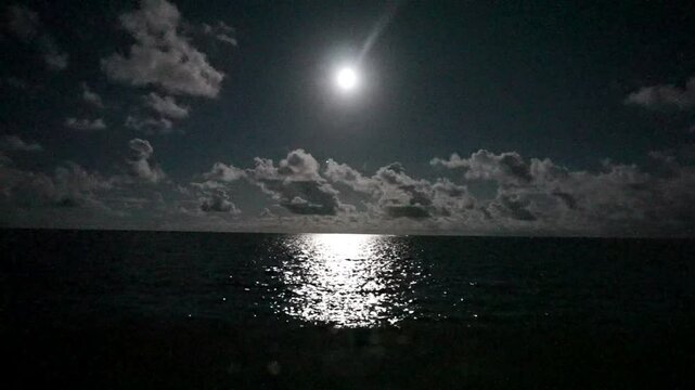 満月　月明かり、水面にはムーンロード
