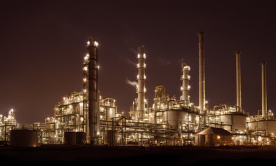 Fototapeta premium oil refinery factory at night Generated AI 