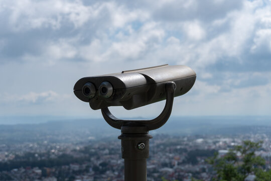 Binoculares fijos de mirador a la ciudad xalapa en dia nublado