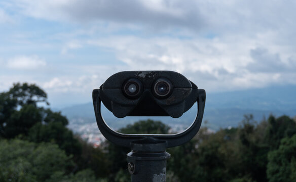 Binoculares con vista a la ciudad xalapa desde un mirador