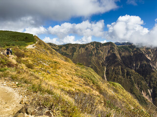 北アルプス弓折岳から西鎌尾根へ向かう秋の登山道