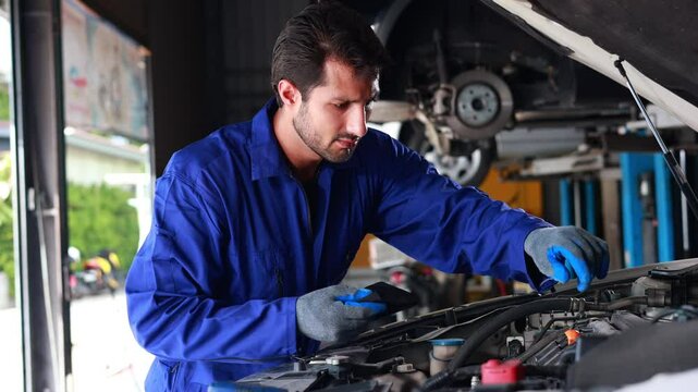 Mechanic Fixing Car Breakdown Images – Browse 37,998 Stock Photos ...